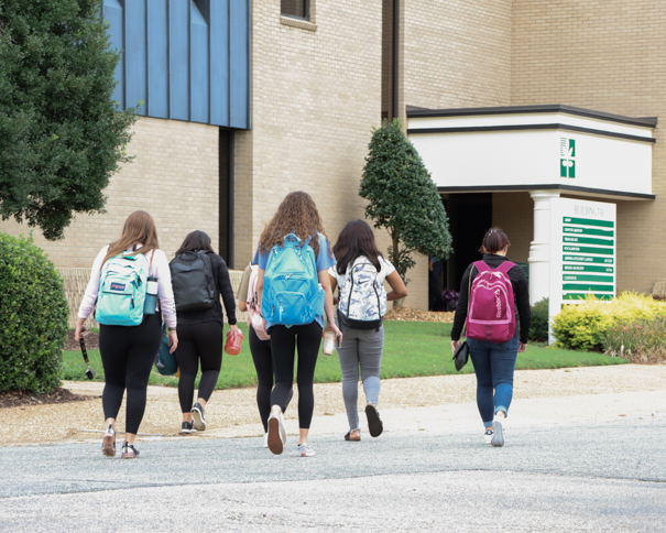 Students walking to the Ruby Pope Drumm Library