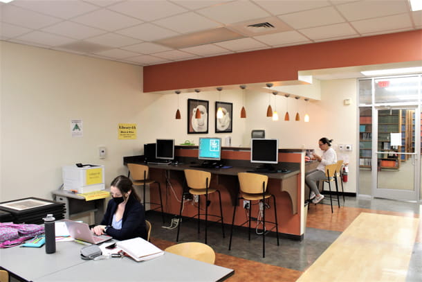 Photo of two female students studying in a cafe.